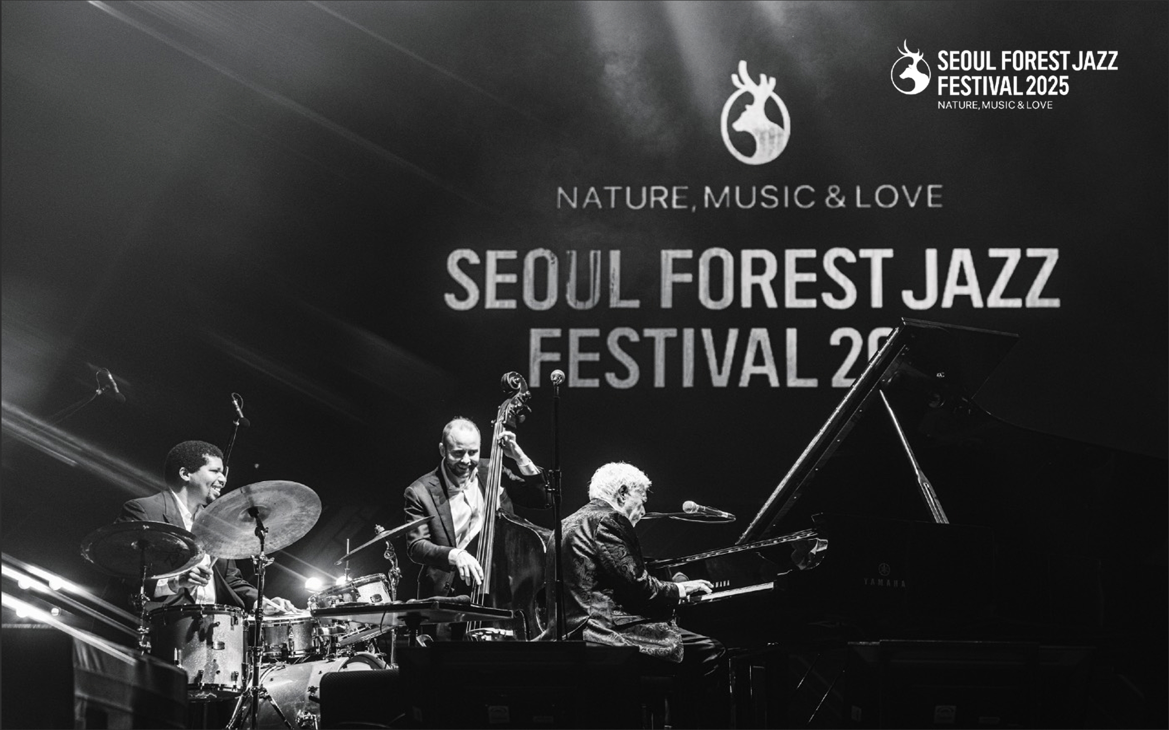 Black_and_white-photography_of_three_musicians_playing_jazz_music_on_stage